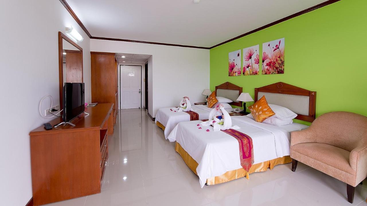 Pinehurst Golf Club And Hotel Pathum Thani Exterior photo