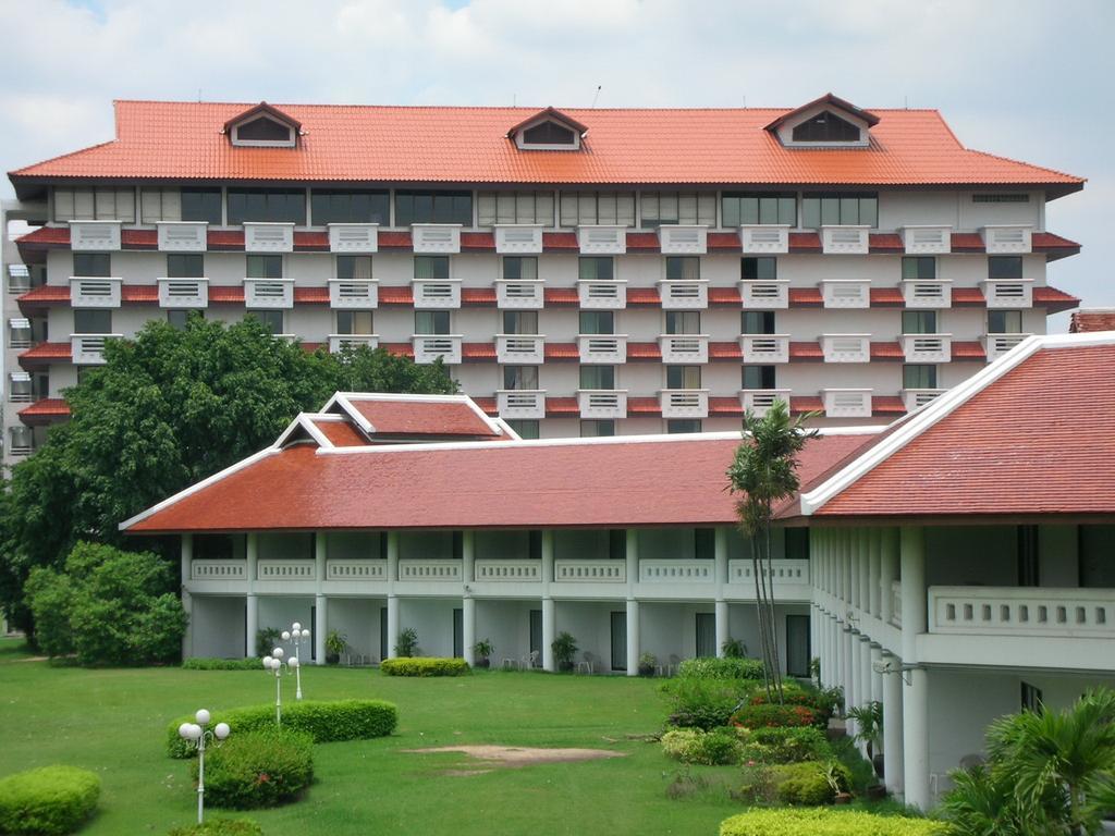 Pinehurst Golf Club And Hotel Pathum Thani Exterior photo