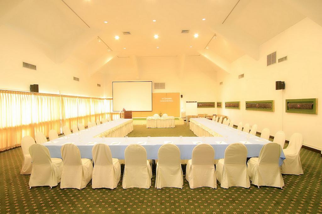 Pinehurst Golf Club And Hotel Pathum Thani Exterior photo