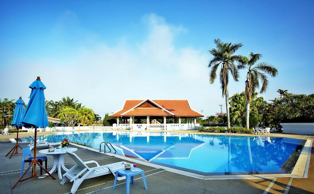 Pinehurst Golf Club And Hotel Pathum Thani Exterior photo