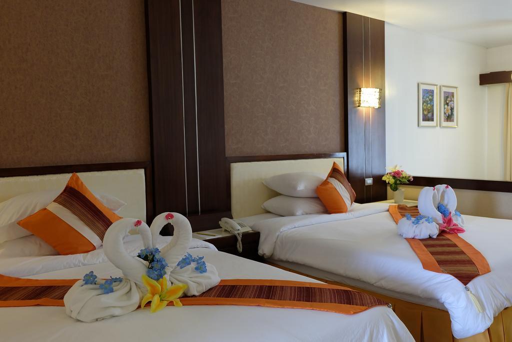 Pinehurst Golf Club And Hotel Pathum Thani Exterior photo