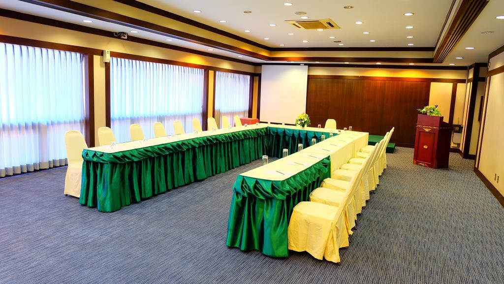 Pinehurst Golf Club And Hotel Pathum Thani Exterior photo