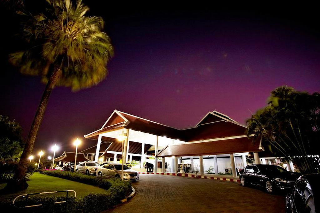 Pinehurst Golf Club And Hotel Pathum Thani Exterior photo